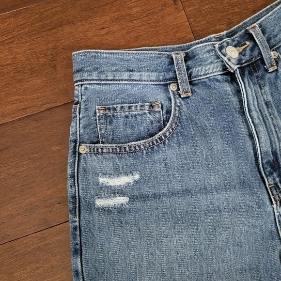 Uniqlo High Rise Distressed Cut-Off Raw Hem Denim Shorts Womens Size 25 Med Wash - Picture 3 of 9